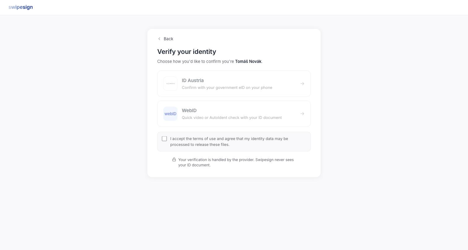 Der Bildschirm zur Identitätsprüfung mit ID Austria und WebID zur Auswahl, einem Kontrollkästchen für die Einwilligung und dem Hinweis, dass swipesign Ihr Ausweisdokument nie zu sehen bekommt.